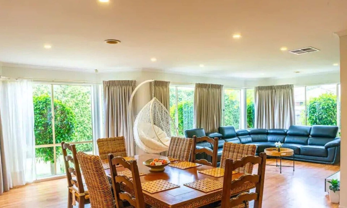 Craigieburn House | Brightside Spacious Family Home with Theatre Room Near Melbourne Airport