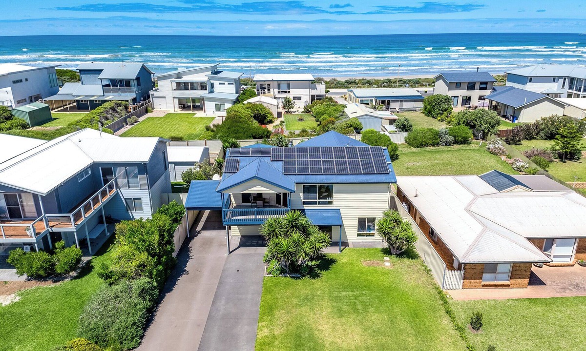 Middleton House | Bring Your Family Bring Your Friends. 300m walk to popular Beach