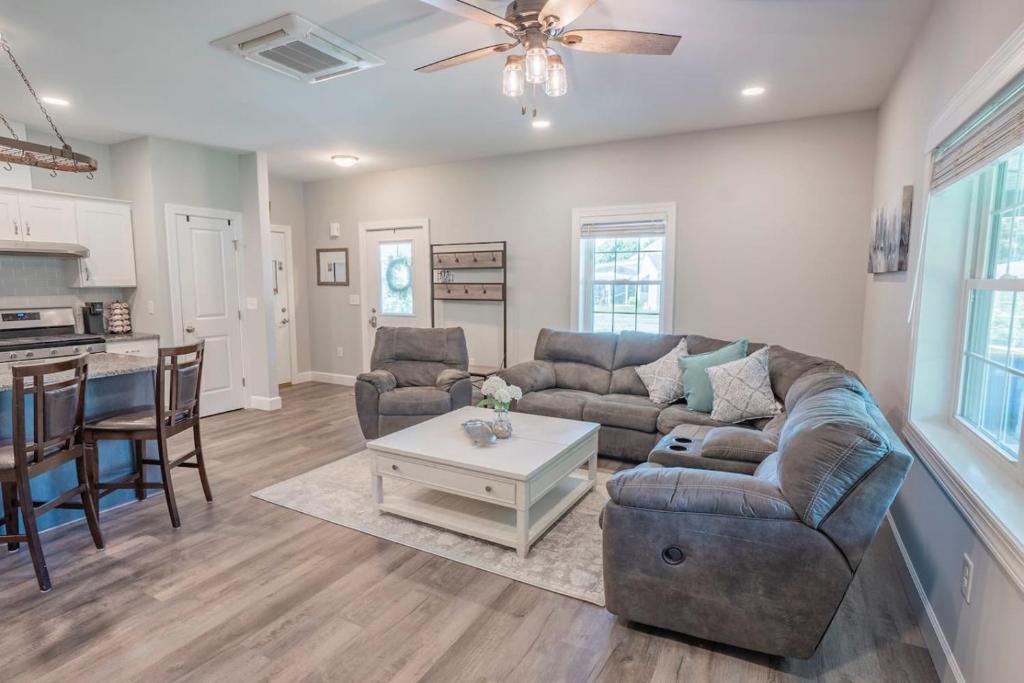 Red Mill Pond Apartment | Bubba and Banjos