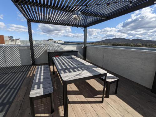 Lyneham Apartment | Bunduluk - Chic cosy apt, WiFi, Netflix, walk to food & shops