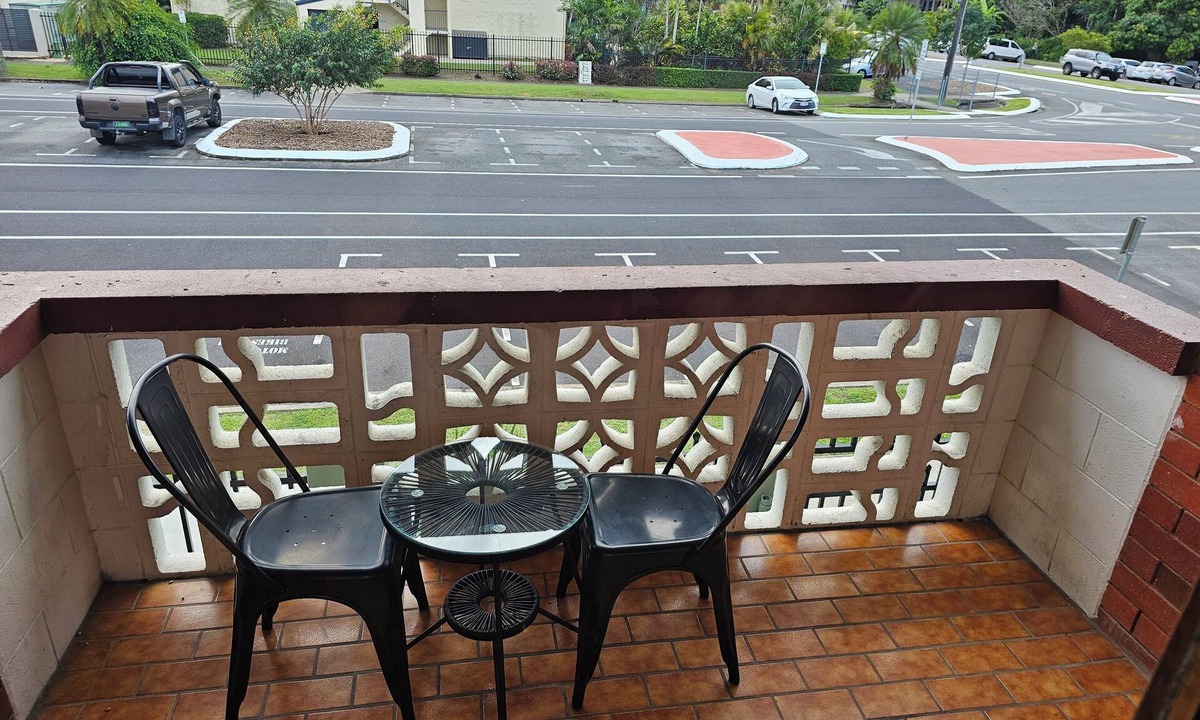 Cairns North Apartment | Cairns holiday unit apartment kitchen aircon wifi near esplanade and hospital