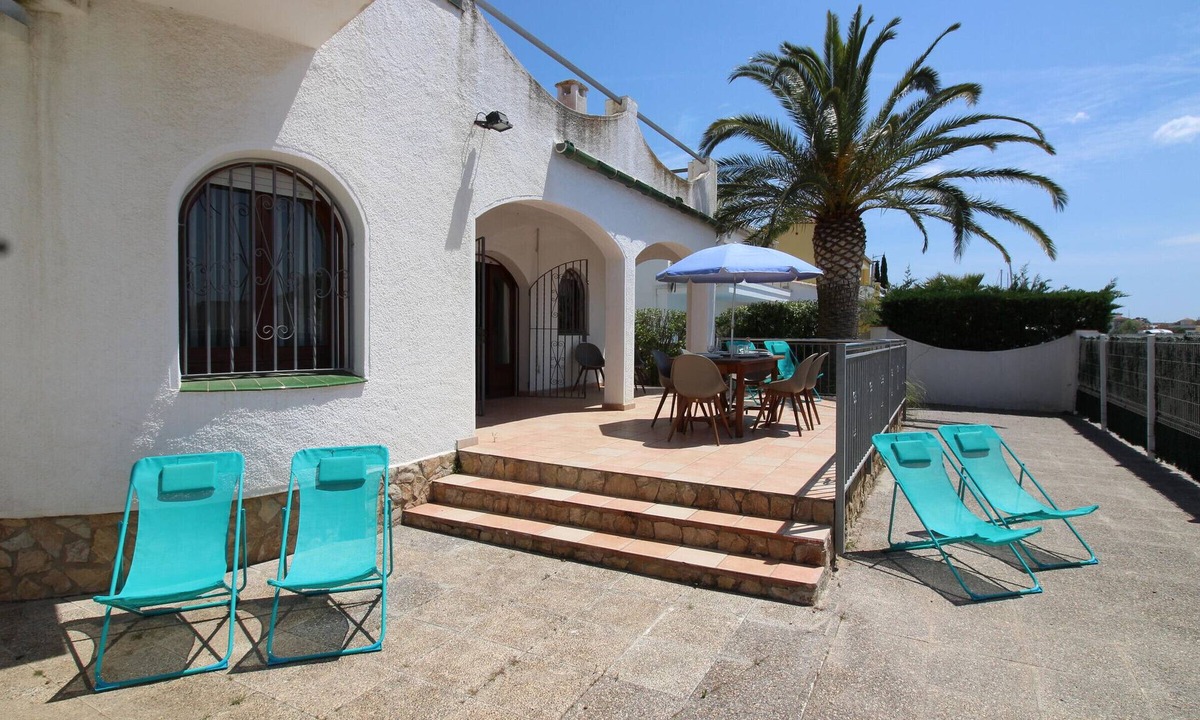 Santa Margarida Villa | Canal-Side Villa with Private Pool, Jetty, and Garden – Perfect for Relaxation in Roses