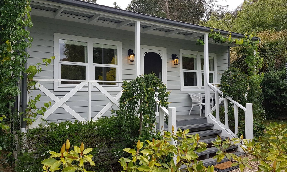 Hepburn House | Candlebark Cottage - Private spa retreat