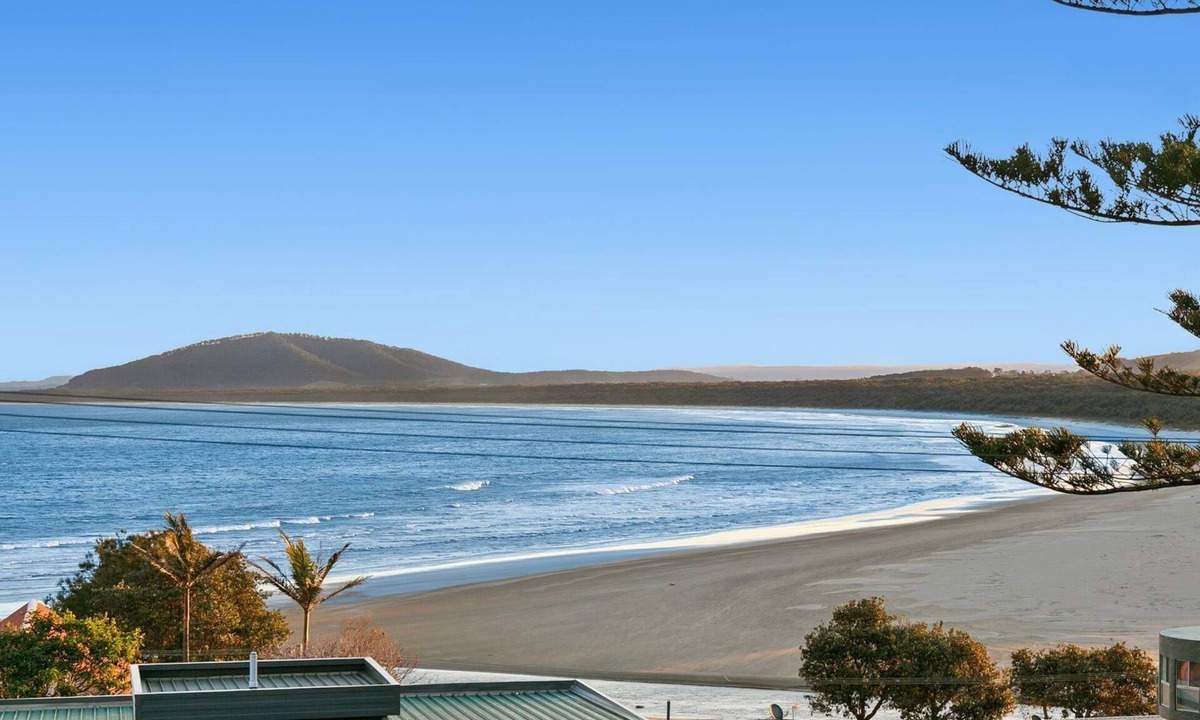Gerroa House | Carmelone a beautifully appointment holiday retreat in picturesque Gerroa on the South Coast of NSW.