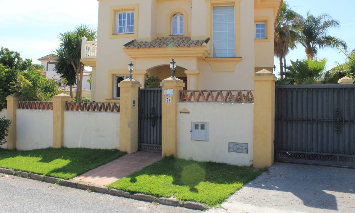 Urbanizacion Costabella House | CASA BELLA, EL ROSARIO, MARBELLA