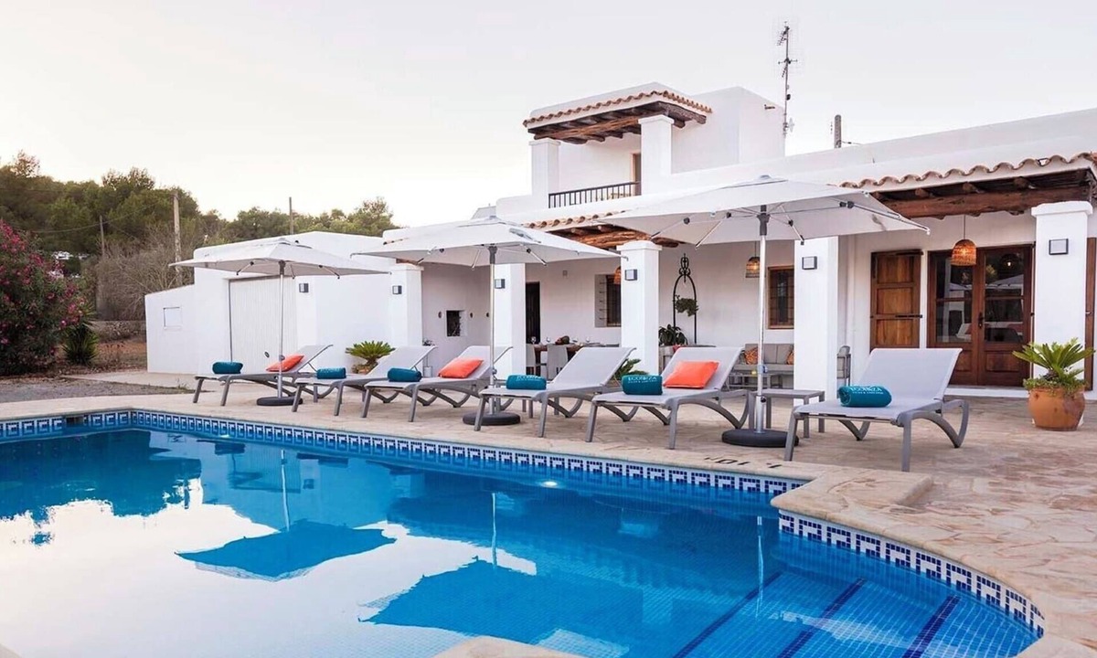 Ibiza Town House | Casa Cala LLonga family house 850 m from the beach