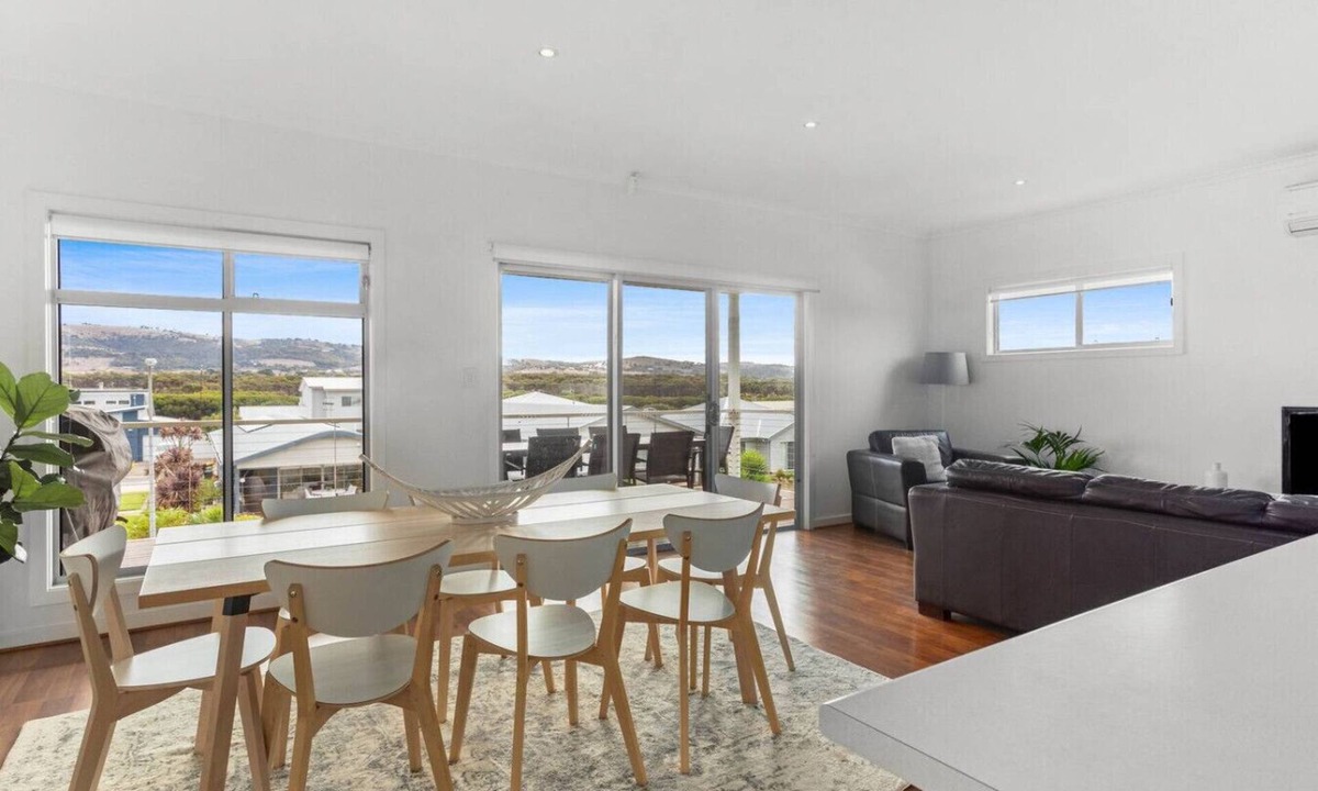 Hayborough House | Castaway Beach House - Countryside Views by the Sea