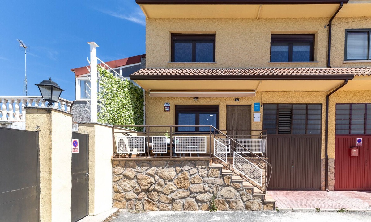 El Barraco House | Chalet Pinara with Fireplace and Mountain Views in the Sierra de Gredos