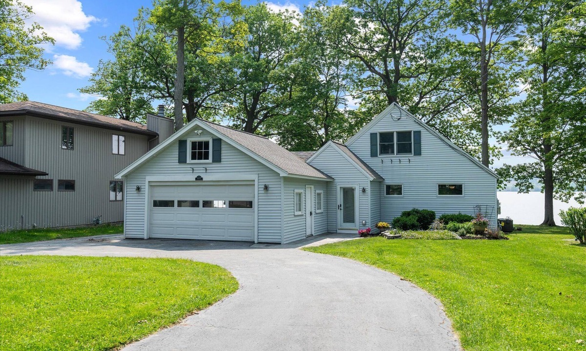 Town of Owasco House | Charming 3-bedroom lake front home with patio, WiFi and AC. Minutes from Auburn.