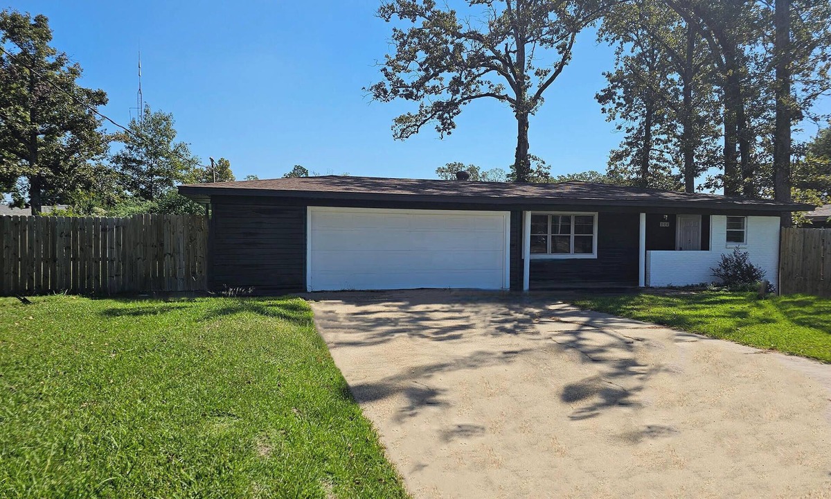 West Monroe House | Charming 3-bedroom,2 bath house, Wifi, outdoor space, grills, washer and dryer