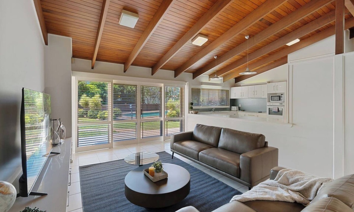 Robertson House | Charming 4BR House w/Parking near Sunnybank
