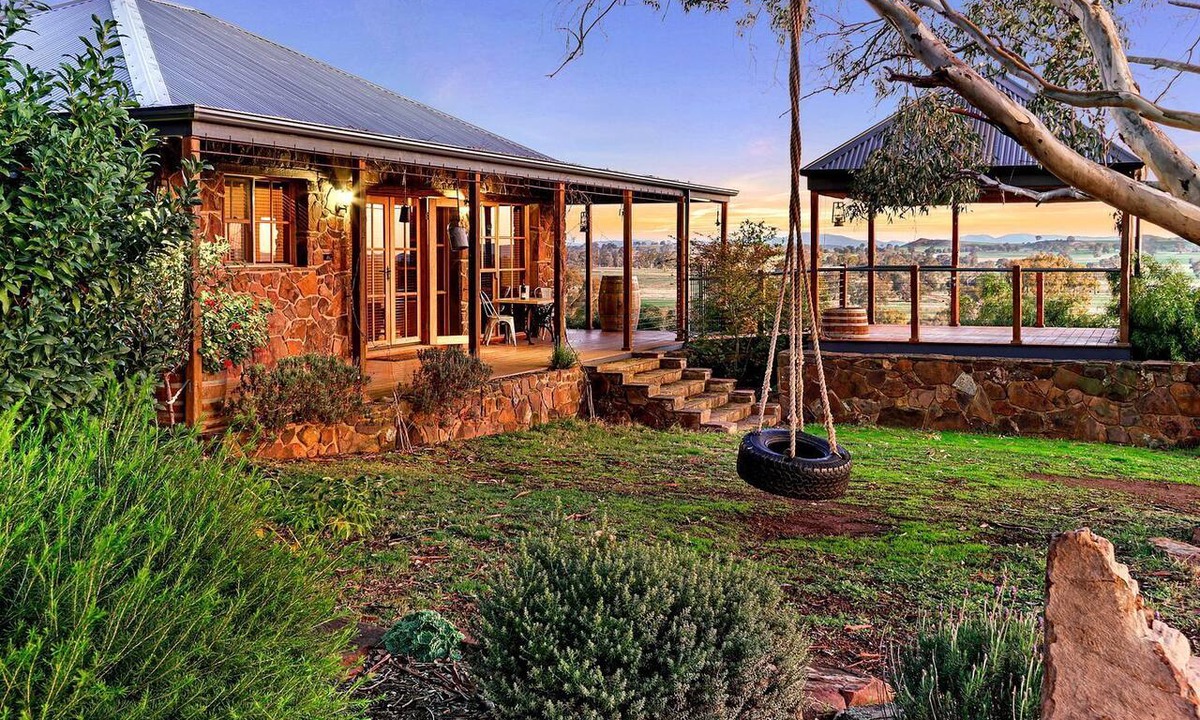 Barwite Cottage | Charming Countryside Cottage Rental in Mansfield Mount Buller, Australia