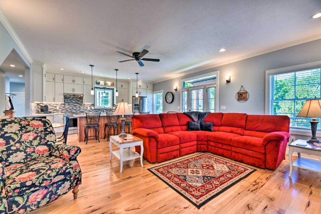 North East House | Charming Lake Erie Getaway Walk to Beach!