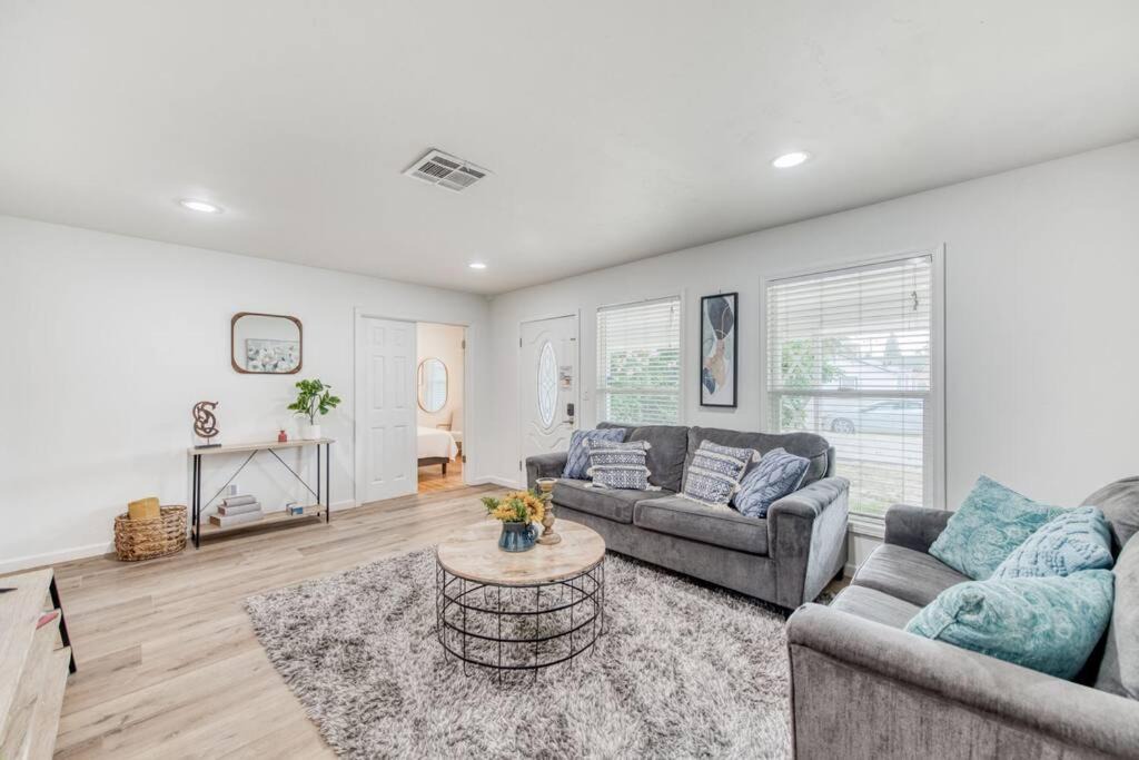 Fig Garden House | Charming Modern 3BR Fresno House