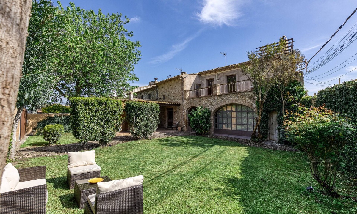 Riumors House | Charming Rustic House – Luxury Masía with Private Garden, Pool, Wi-Fi & Air Conditioning