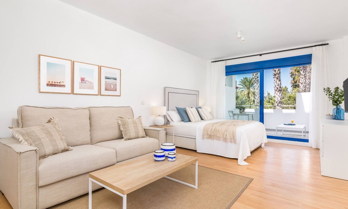 Las Acacias Apartment | Charming Studio Near Beach in Malaga - Modern Amenities for Families