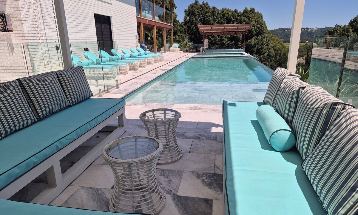 Stotts Creek House | Chateau on Cudgen minutes to beautiful Tweed coast beaches. Pool/hot tub/firepit