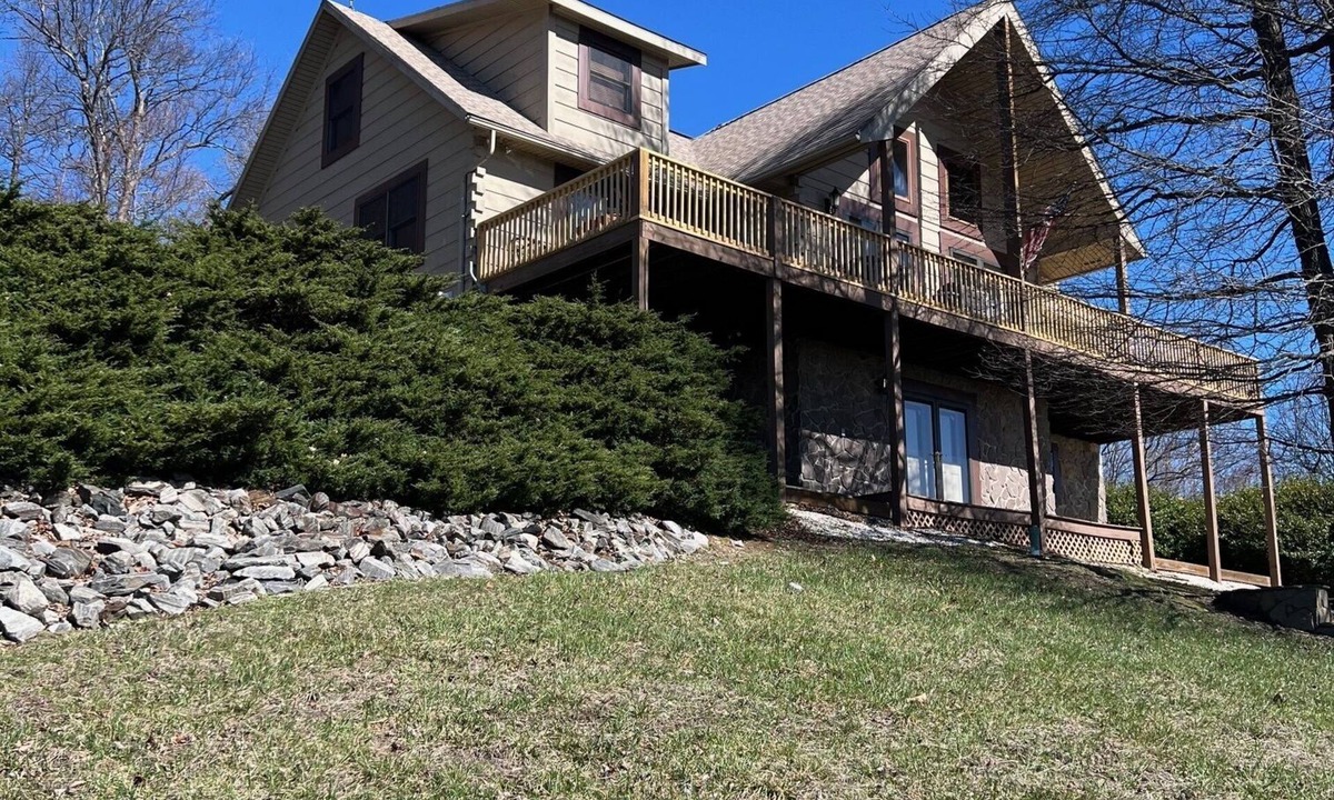 Fancy Gap House | Chateau SMA retreat is located near the Blue Ridge parkway, Fancy Gap, VA.