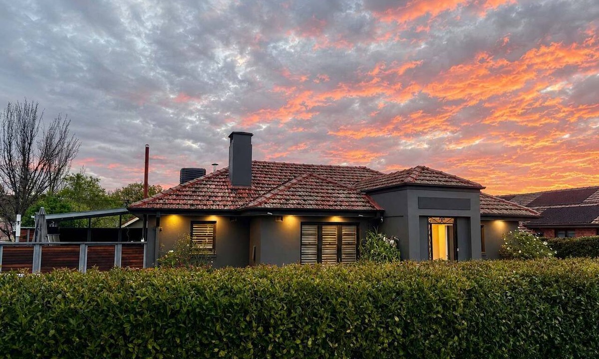 Griffith House | Cheerful 3 bedroom home - Inner south - Manuka