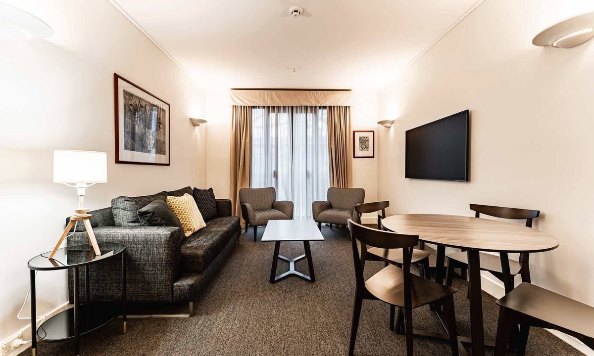 East Melbourne Apartment | Chic 1-Bed in East Melbourne with Gym & Pool