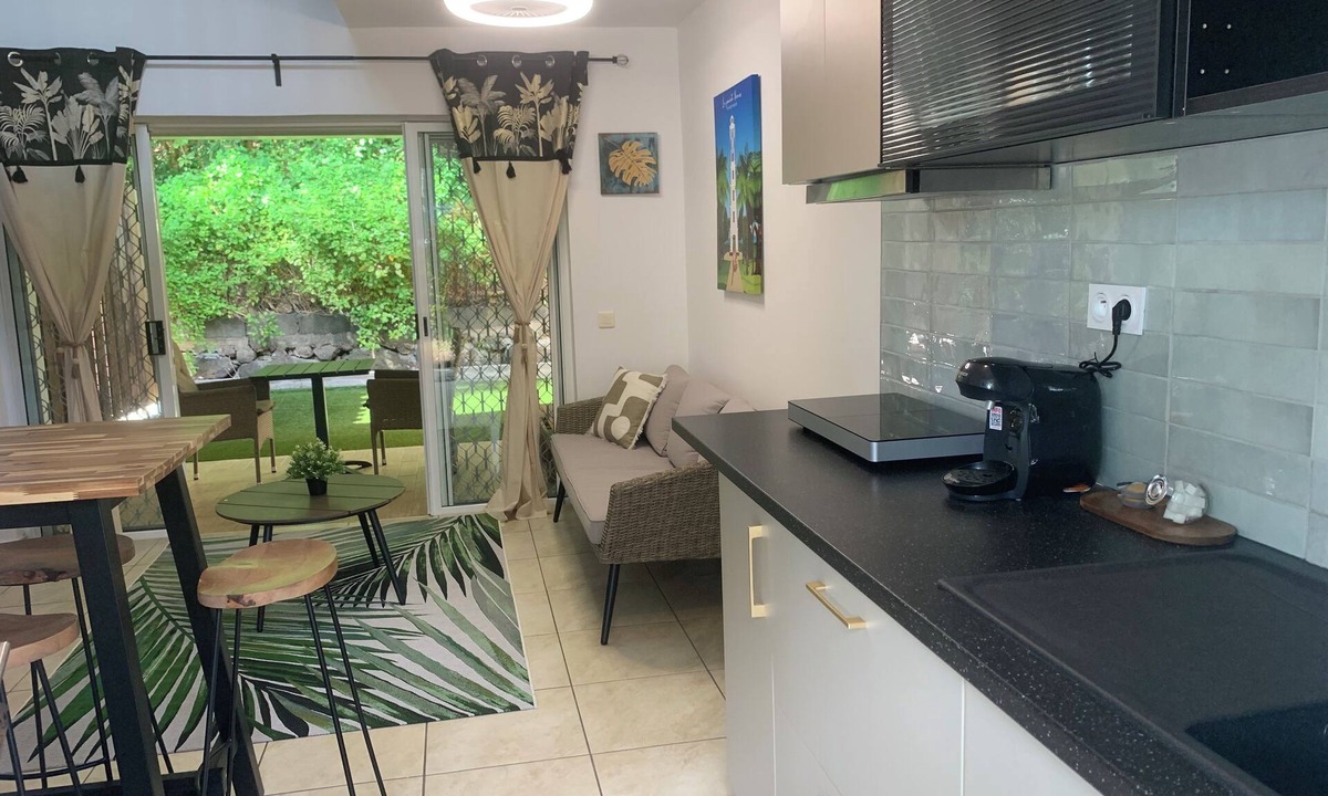 Nunue Apartment | Chic 1-bedroom apartment with pool, WiFi, AC in Povai Bay near Matira Beach