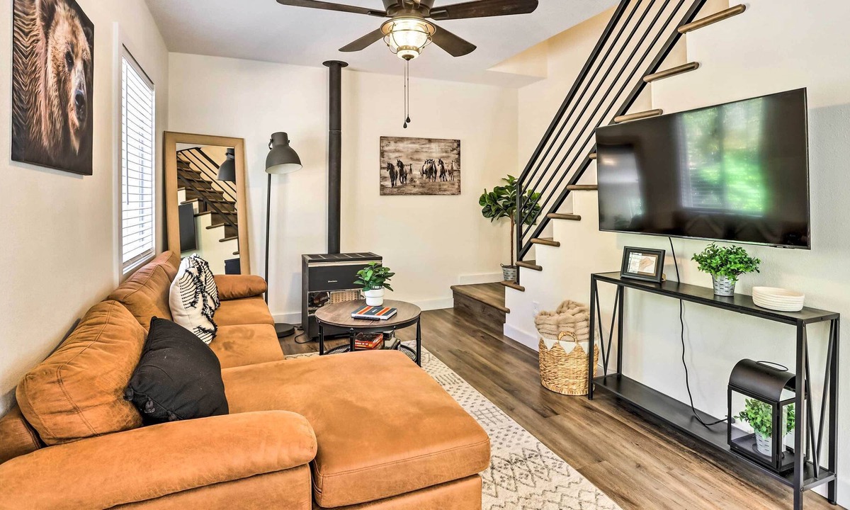 Sugarloaf Cabin | Chic Big Bear Getaway w/ Private Backyard!