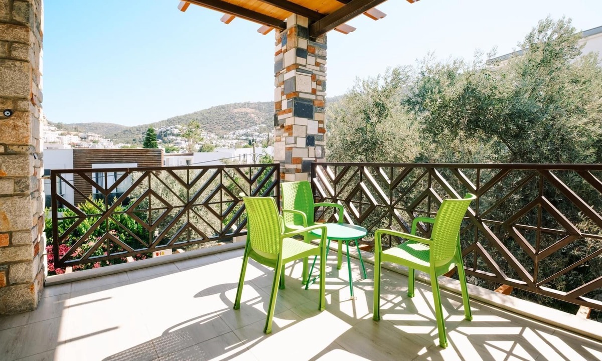 Bodrum City Center Apartment | Chic Flat w Balcony 3 min to Beach in Bodrum