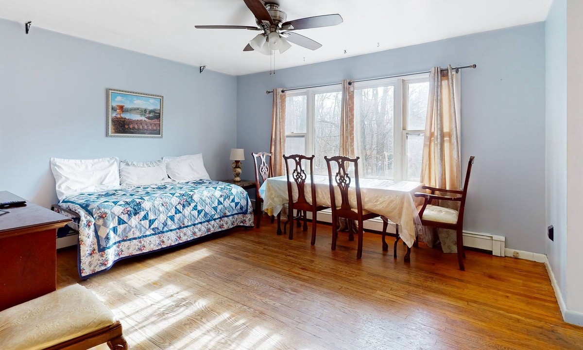 White Lake House | Classic White Lake hideaway with a large yard, washer/dryer, & full kitchen