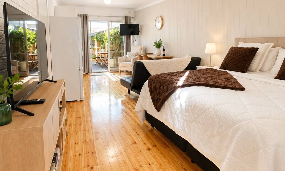 Seacliff Apartment | Coastal Retreat with Private Verandah - King Bed - Walk to Beach & Train