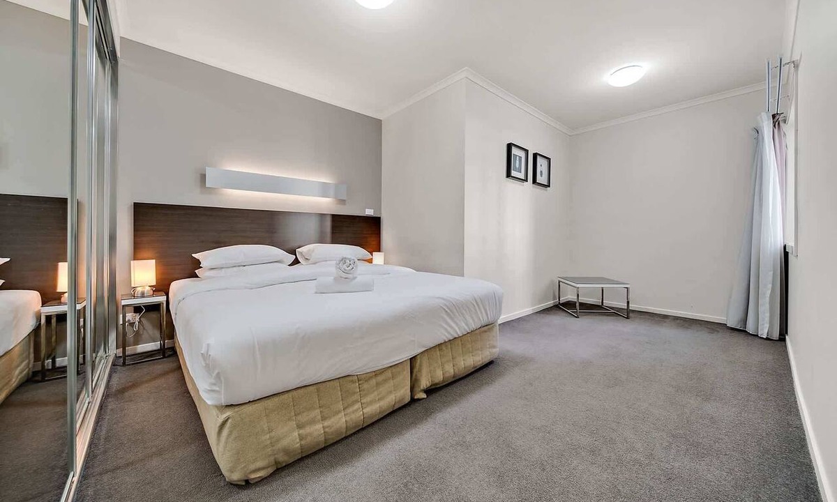 Greenway Apartment | Comfy 2-Bed Near the Lake with Secure Parking