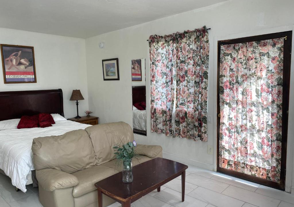 Van Nuys House | Comfy private ADU Guest house in LA