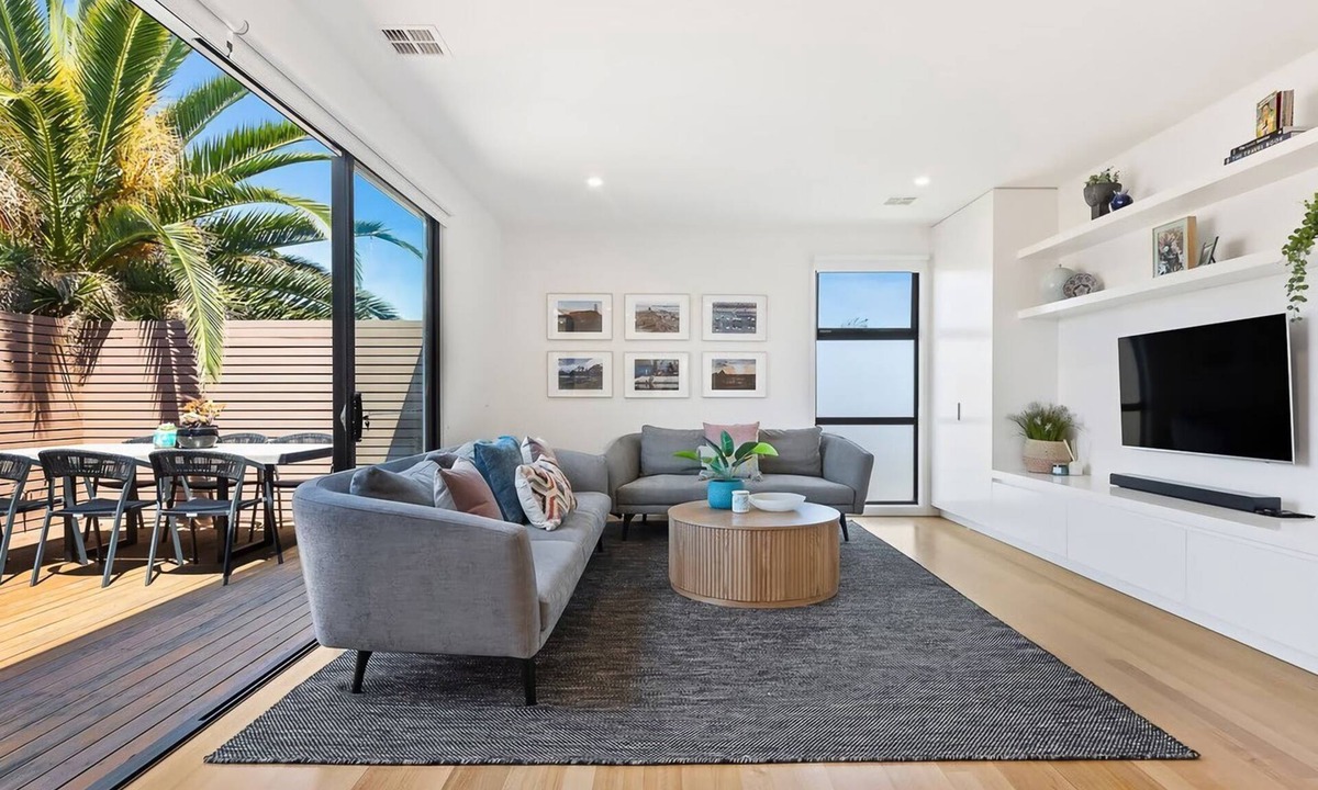 Melbourne House | Como Villa | Family Retreat Close to Beach & Shops