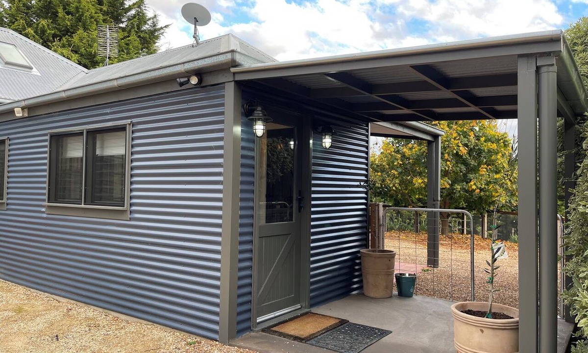 Harcourt North Apartment | Cool shed conversion on park-like acreage in Harcourt North. Pet friendly!