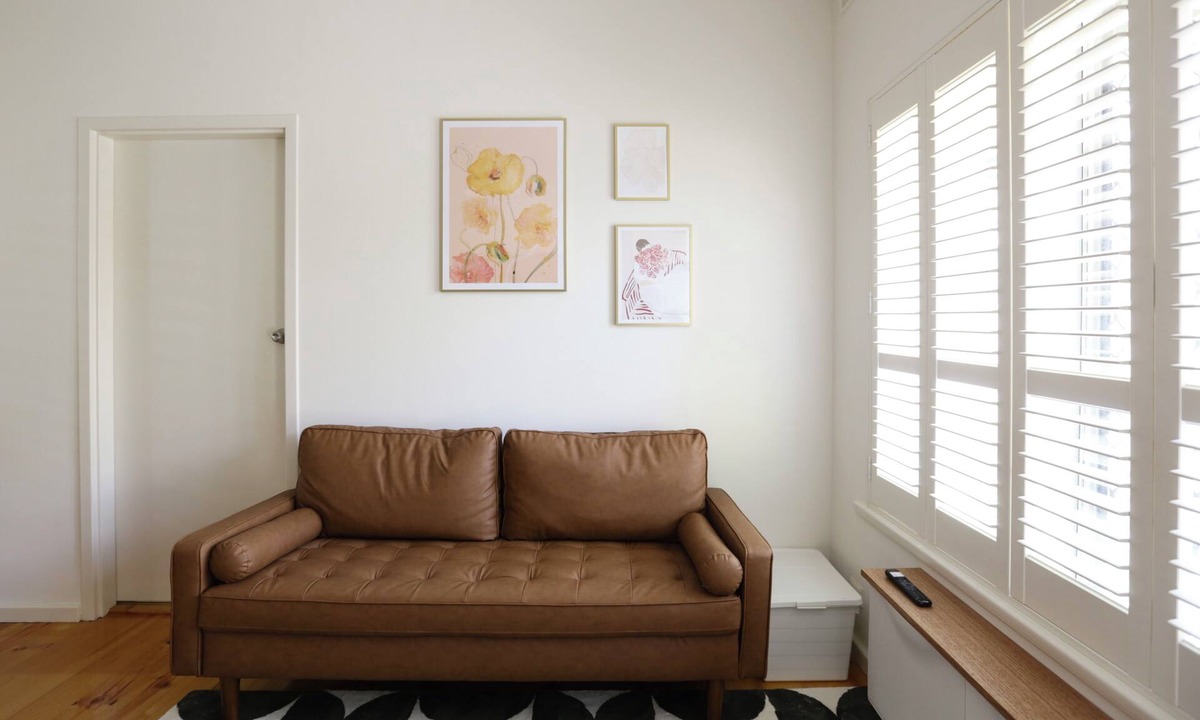 Parkside Apartment | Cosy 2-bedroom unit - minutes from CBD, bars + restaurants & family friendly!