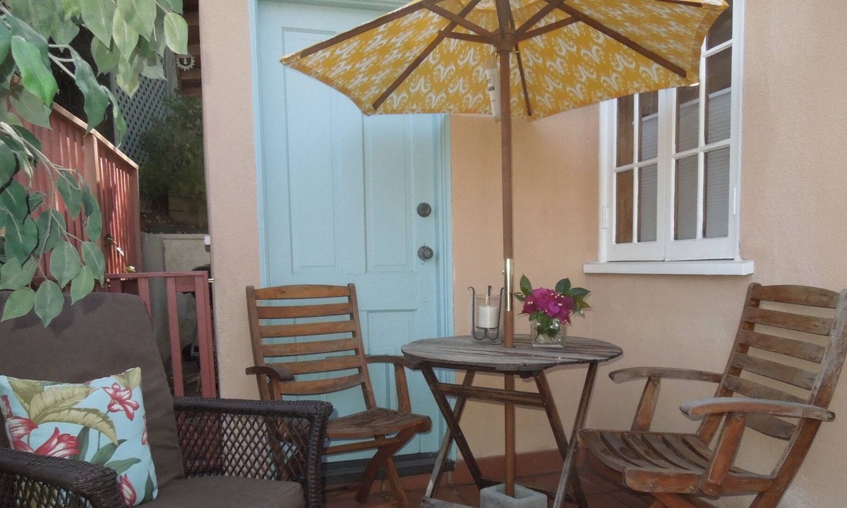 Beachwood Canyon House | Cosy Carriage House below The Hollywood Sign