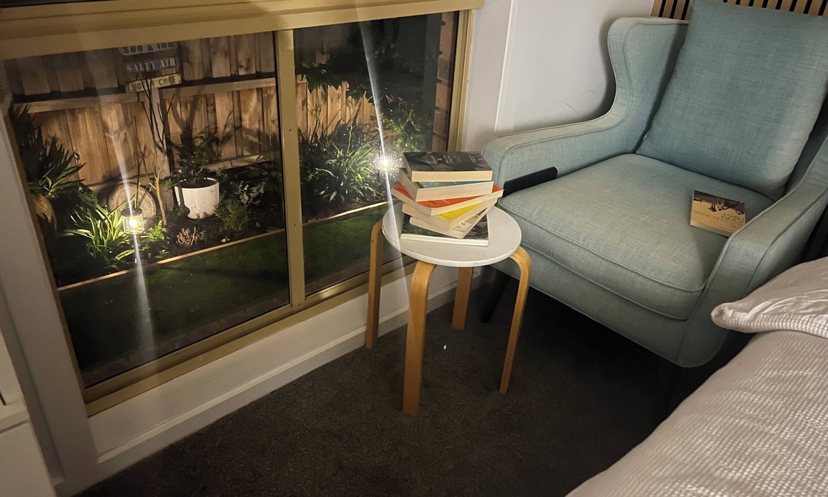 Westmeadows House | Cosy Private Entry Guest Suite with luscious garden- 6 Minutes to Airport
