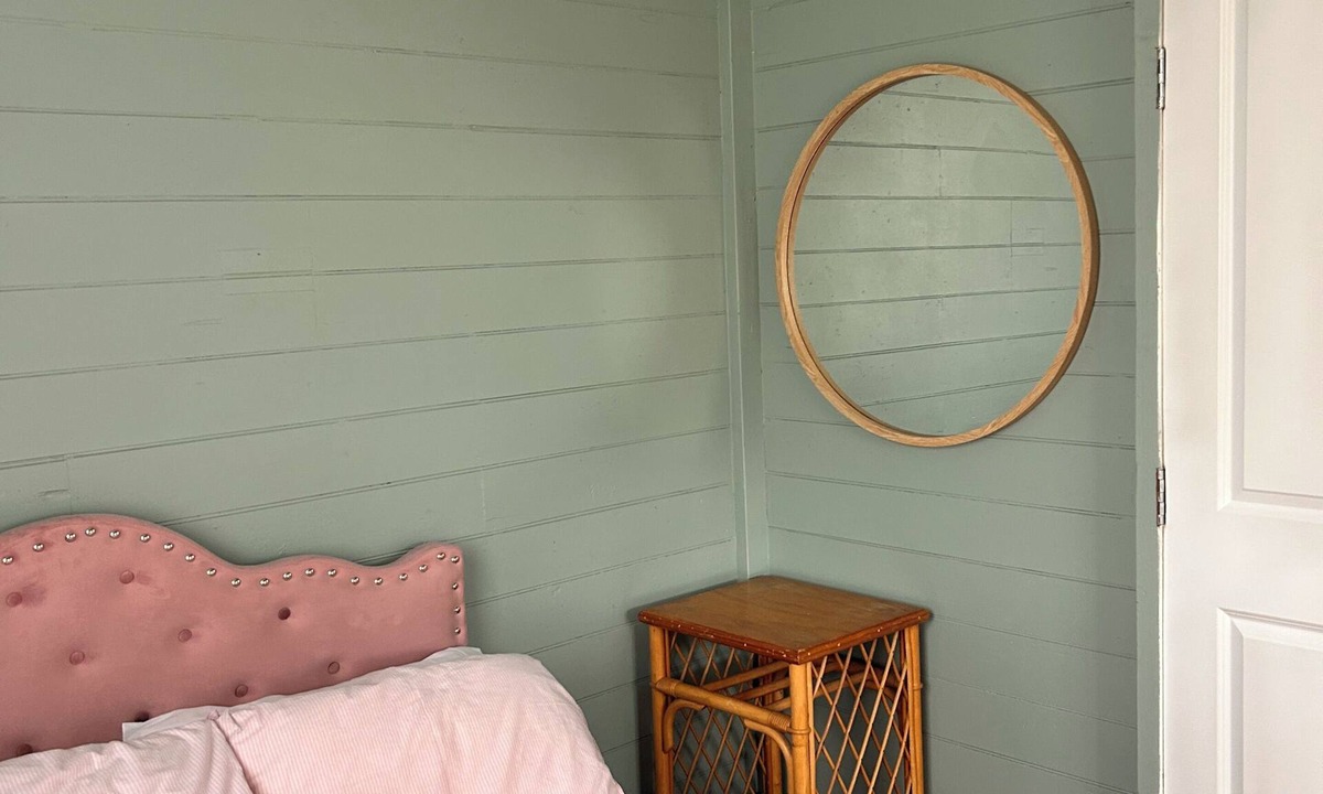 Burnett Heads Apartment | Cosy upstairs cottage by the sea, walk to the local hotel , bay and beach