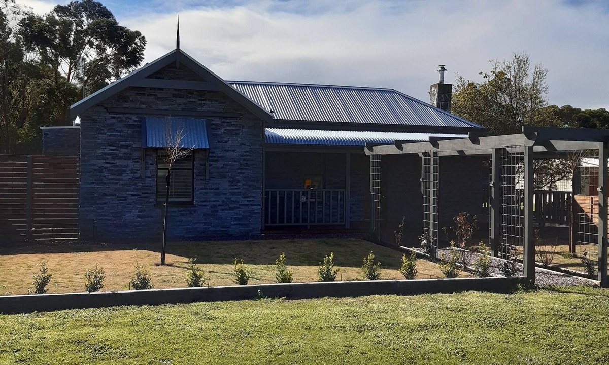 Yahl Cottage | Cottage - renovated with lounge, bedroom, bathroom and kitchenette