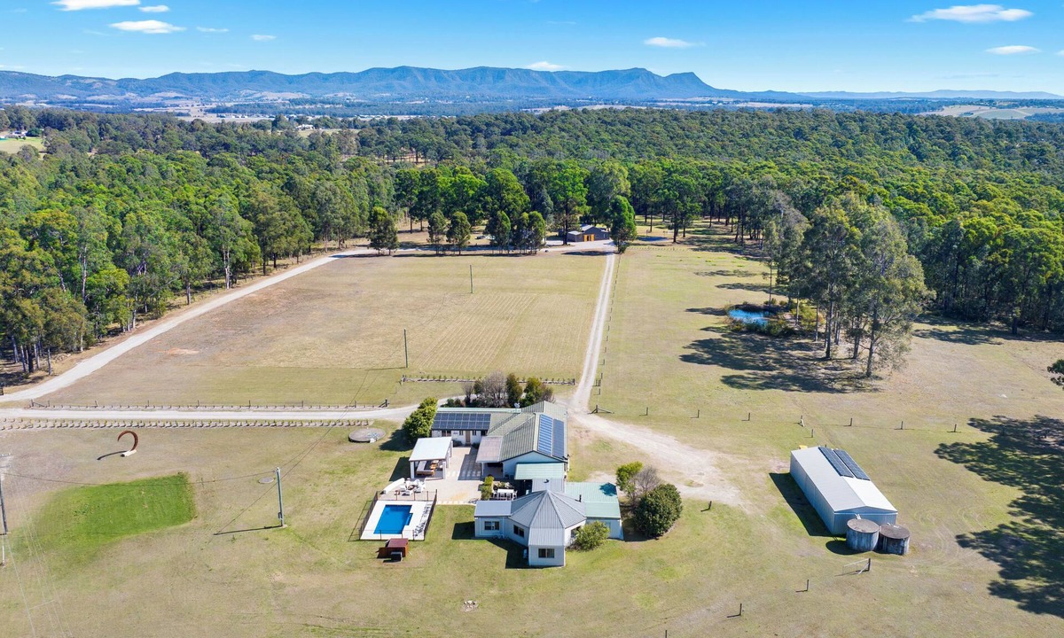 Lovedale House | Country Estate in hunter valley with 24 rooms, 2 heated pools, basketball court