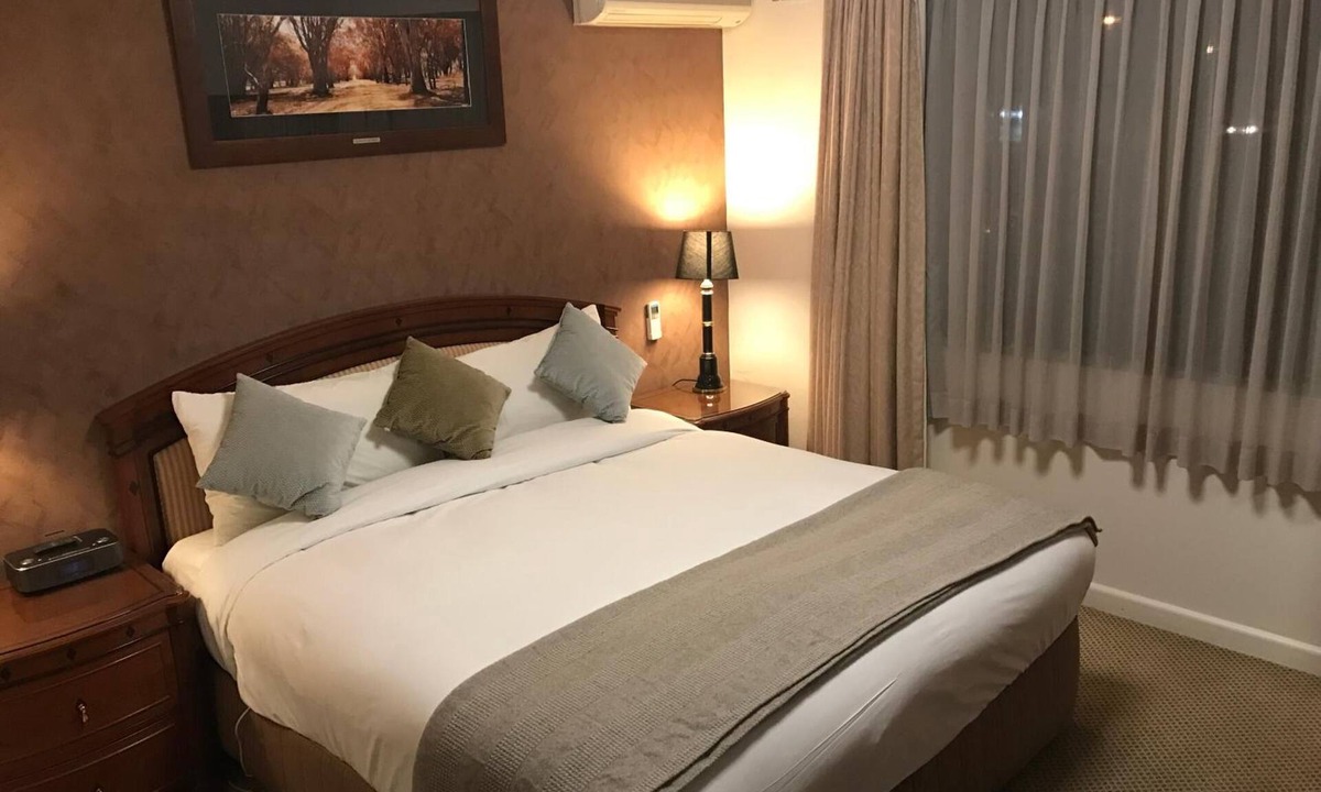 Crestwood Hotel | Country Plaza Queanbeyan