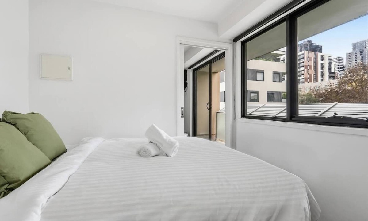 Box Hill Apartment | Couples Studio | Steps to Hospital & Medical Institute
