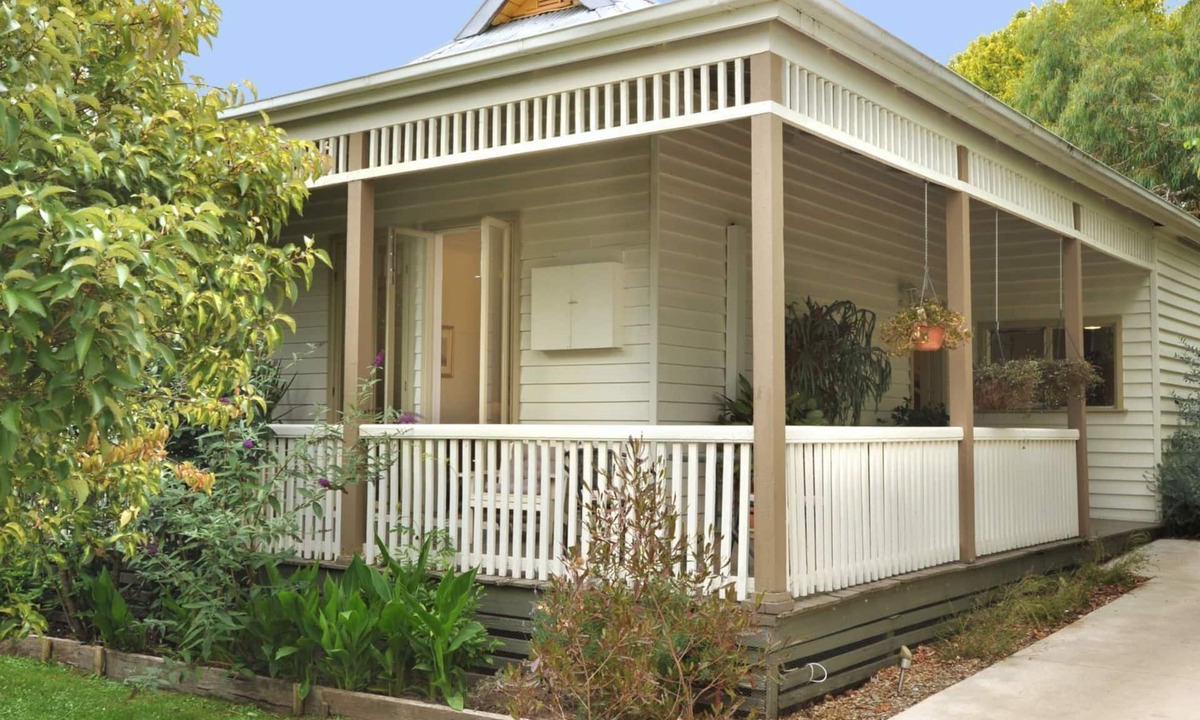 Healesville House | Courtyard Cottage - Vintage Beauty, Walk To Town. Pet-friendly. Garden & deck.