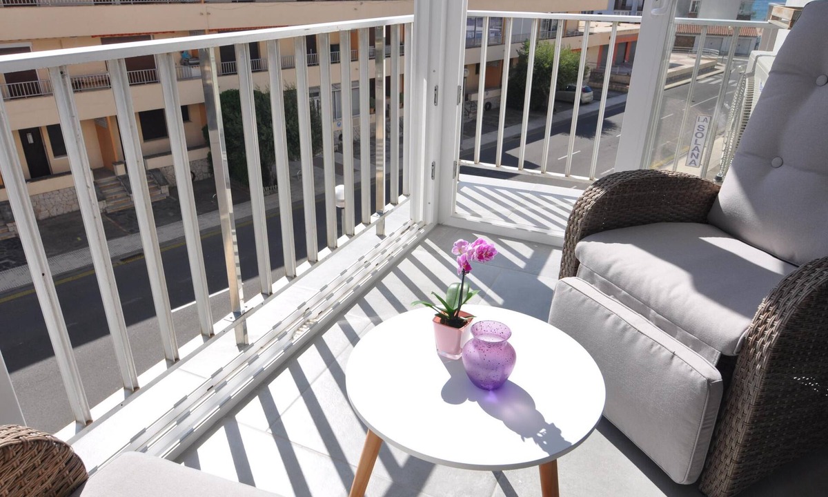 Santa Margarida Apartment | Cozy Apartment 70m from the Beach in Roses, Costa Brava! 2 Bedrooms, Terrace, Free Wi-Fi. Book now!