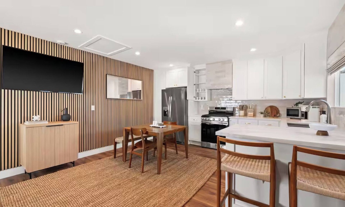 Downey House | Cozy Bungalow near Disney, Knott’s, & DTLA
