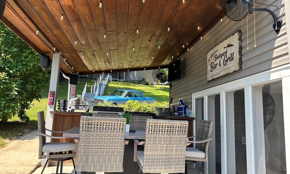 Clanton Apartment | Cozy guesthouse on the lake in charming Clanton with AC and WiFi