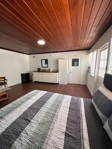 Melrose House | Cozy Studio with cool outdoor seating area