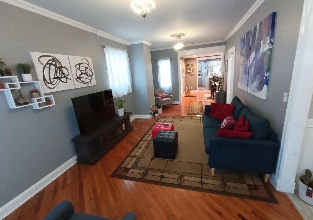 Front Park Apartment | Cozy Updated 3-BR apartment near Peace Bridge