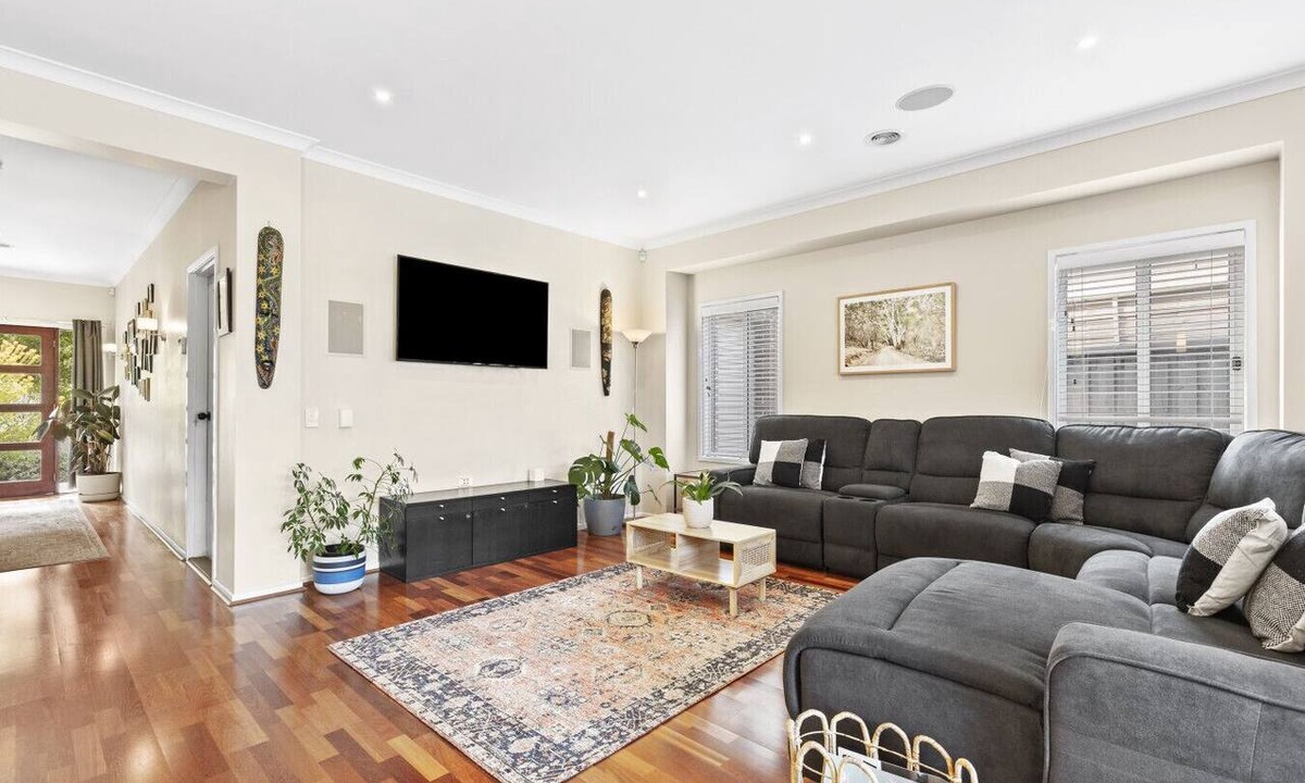 Curlewis House | Creekside Curlewis- Family holiday house for 12. Wineries, Beaches, Parks