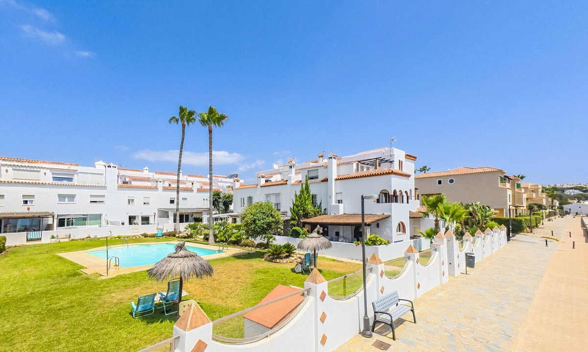 Marina de Casares House | Cubo's Beachfront Marina de Casares House/Beachfront/parking/free wifi