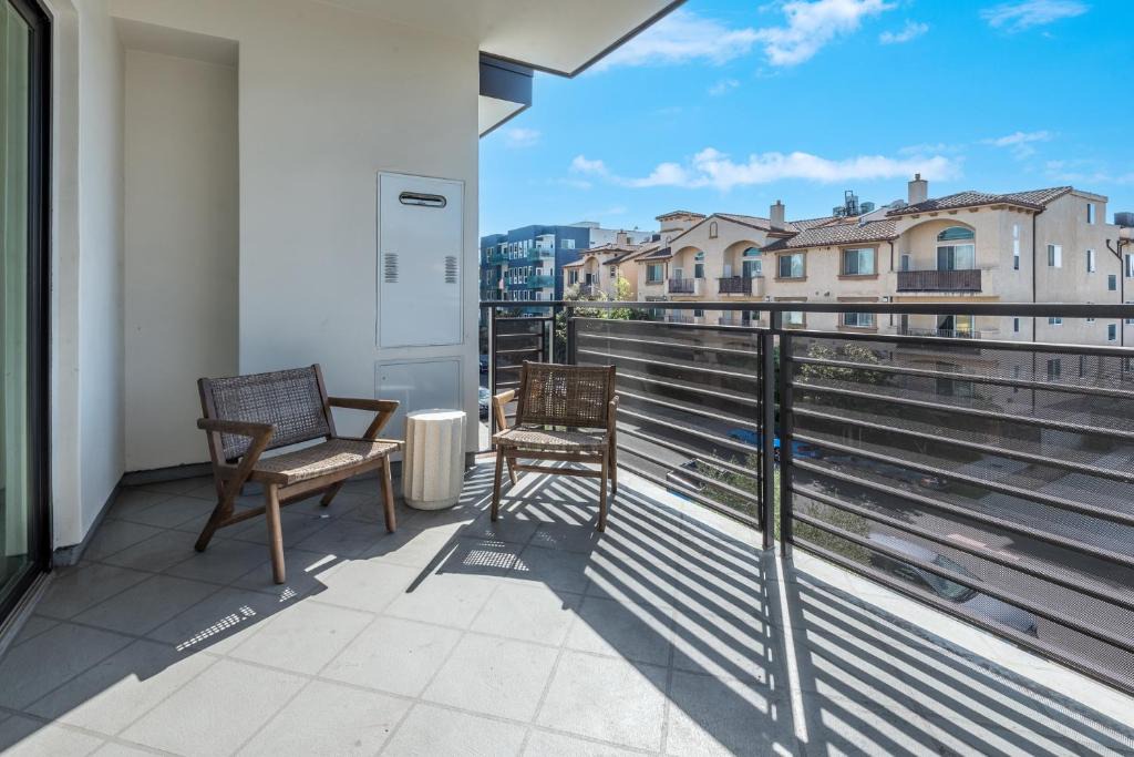 Larchmont Apartment | Deluxe Modern 2-bedroom Condo with Roof Deck!